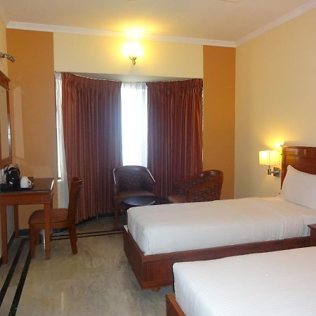 Hotel Grand Palace Ченнаї Екстер'єр фото