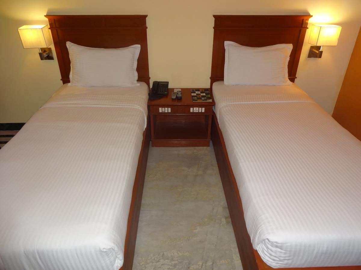 Hotel Grand Palace Ченнаї Екстер'єр фото