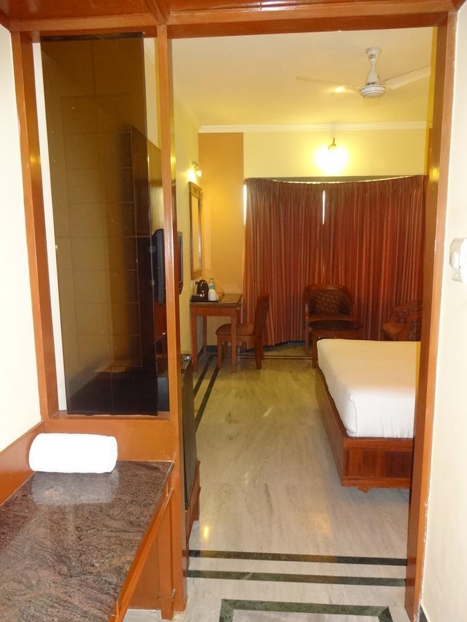 Hotel Grand Palace Ченнаї Екстер'єр фото